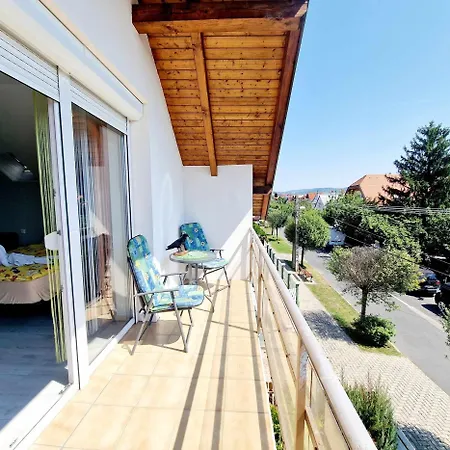 Apartment Kiwi Apartmanhaz *
