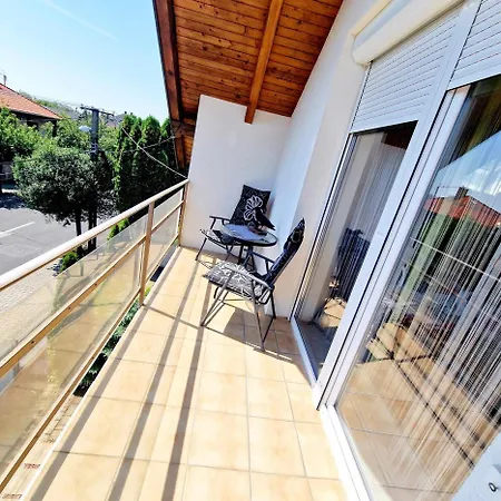 Kiwi Apartmanhaz *
